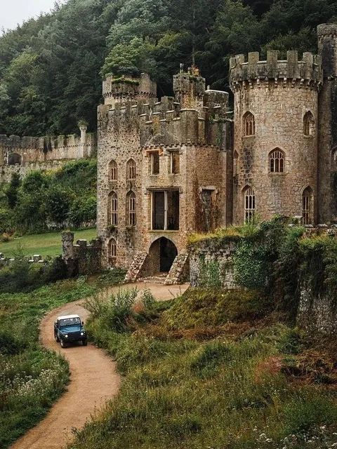 Who knows about this super mysterious ancient castle in the UK? 🤔