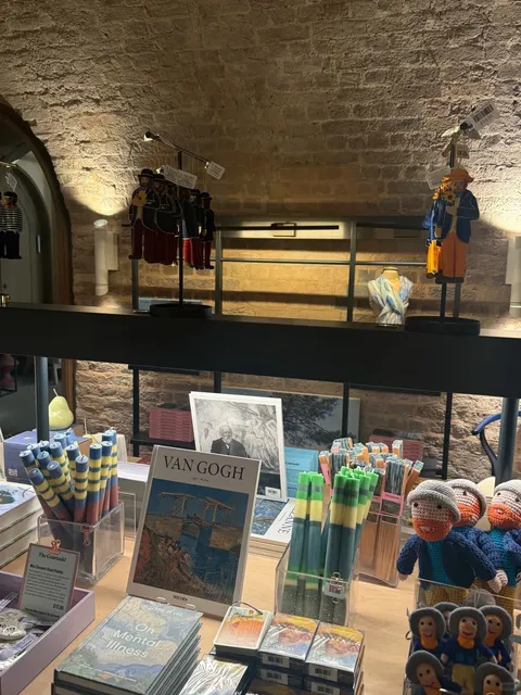 ✨ Must-Visit Bookstores & Museums in London!