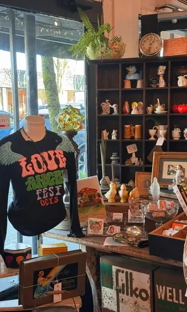 Main Street's Hidden Vintage Gem - Perfect for Slow Exploration 🛍️✨​​