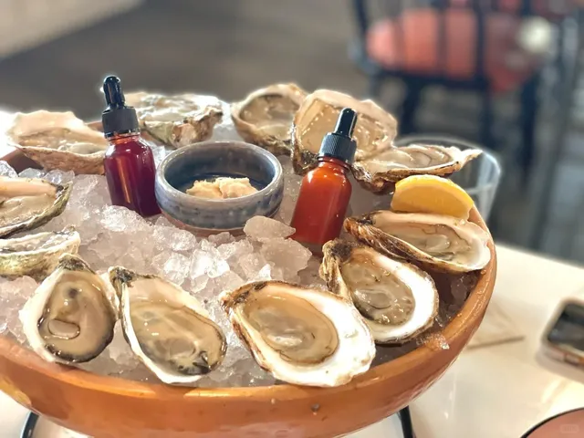Austin’s Oyster Paradise: Plank Seafood Provisions 🦪
