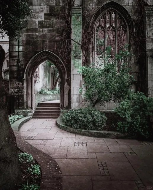 Hidden in the bustling city, a century-old ruins park ⛲️