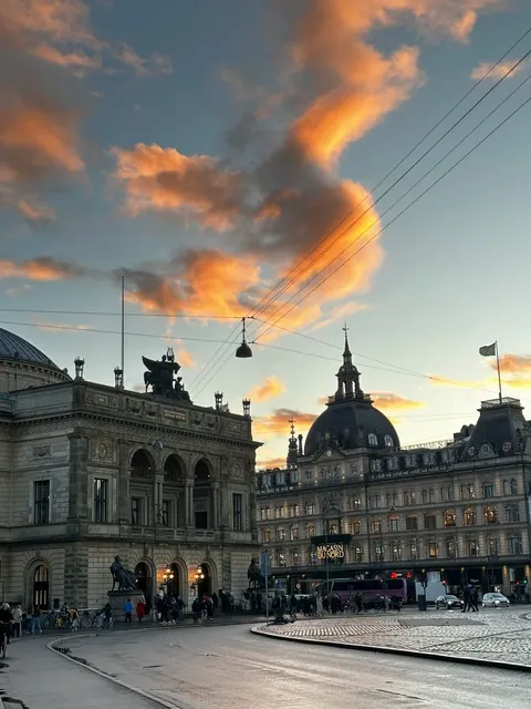 🇩🇰 Later I heard he went to study abroad and traveled to many places