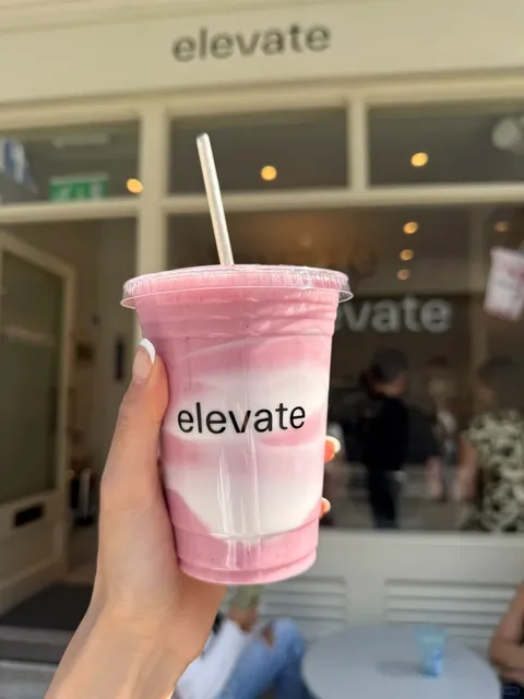 🇬🇧 Elevate Wellness: London's Answer to Erewhon Smoothies! 🍓🥥