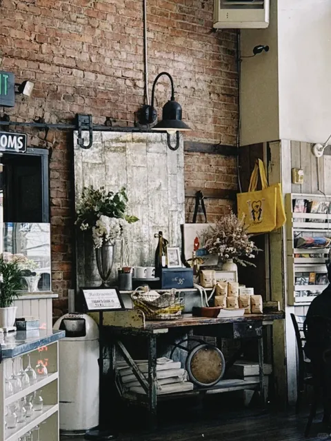 Seattle’s Uniquely Hidden Vintage Brunch Spot 📸