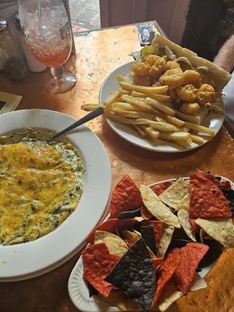 Famous Hurricane Drinks & Food 🍹🍽️