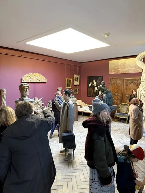 🇫🇷 Bae Doona's Art Pick: Paris' Hidden Sculpture Gem 🗿✨