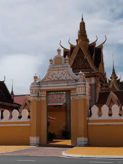 🇰🇭 Phnom Penh Royal Palace Guide (With Must-Know Tips!)