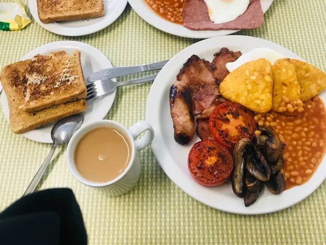 🇬🇧 Regency Cafe: London's Timeless Breakfast Gem (Since 1946!) 🍳☕