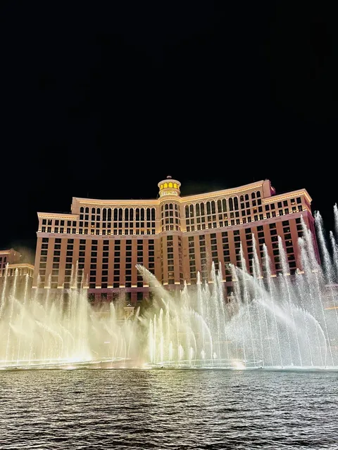 🌃 Bellagio Fountains: Vegas' Symphony of Water and Light 🎶