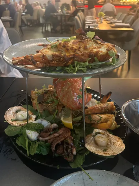  Sunshine Coast Delights: Seafood & Coastal Charm