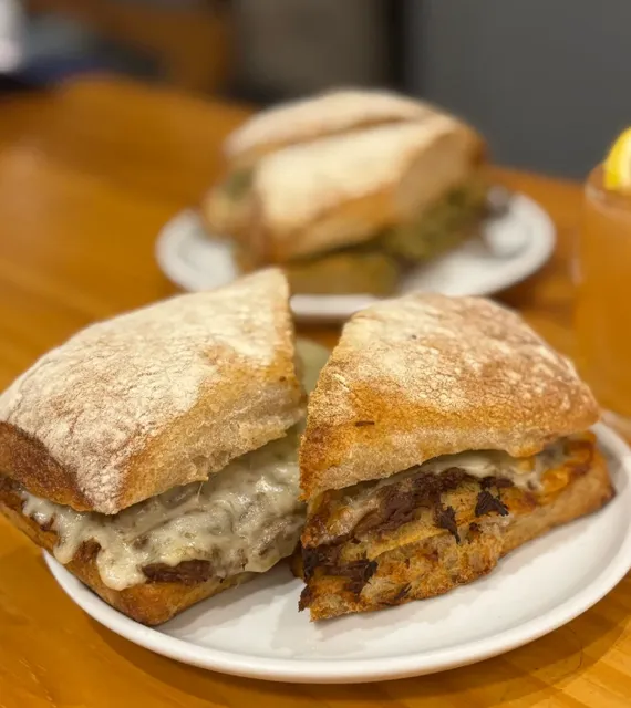 Sao Paulo 🇧🇷 A beautiful coffee shop | Also a beautiful bookstore