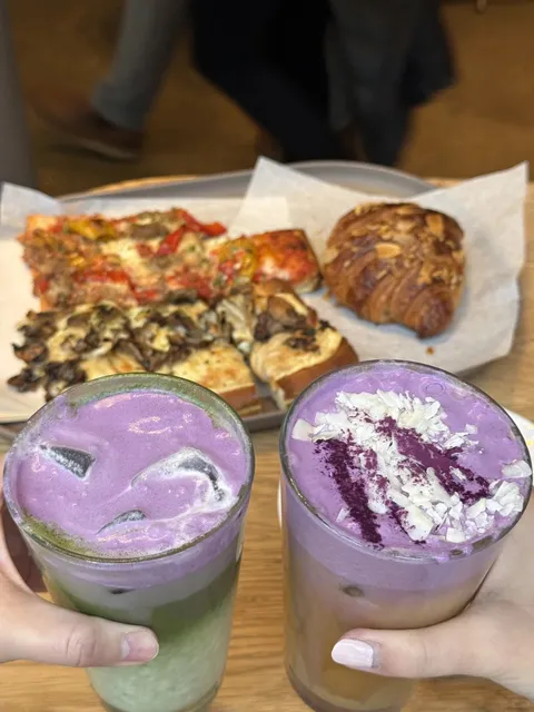 This Starbucks in Chicago is Super Surprising! ☕️