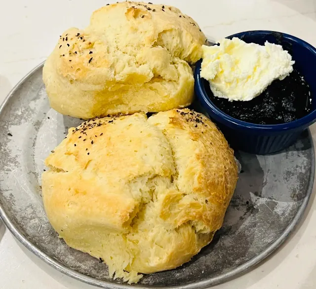 🍗 Charlotte Must-Eat: Tupelo Honey’s Fried Chicken + Biscuits! 🥞