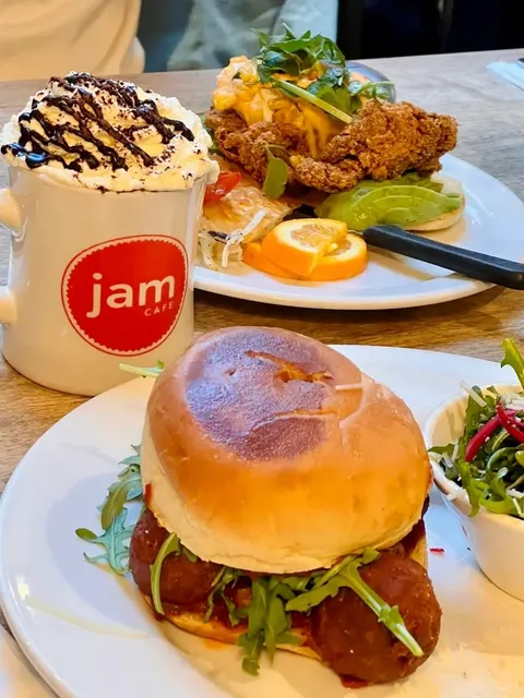 🇨🇦 ​​Jam Cafe’s Eggs Benedict Will Haunt Your Dreams 👻🍳