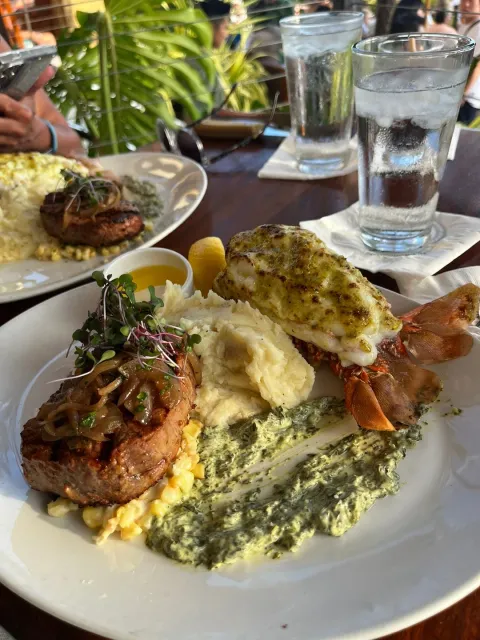 A Wonderful Dinner at Duke’s in Waikīkī! 🌴🍽️🎶