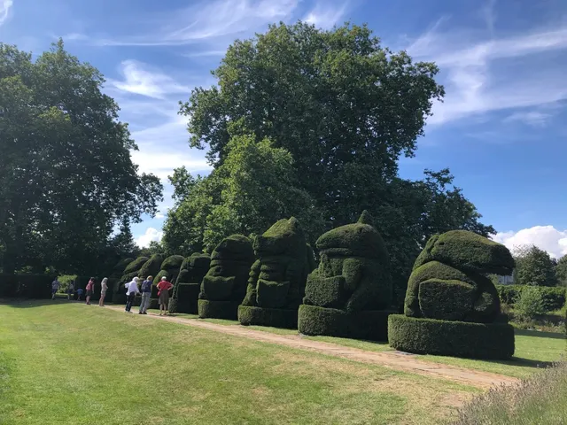 👑 London SE Adventure: See "The Queen’s Monsters" at Hall Place!