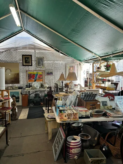 🛍️ Santa Barbara Vintage Lover’s Hidden Gem: Antique Alley 🎪