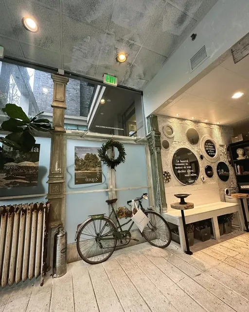 Seattle | Café Canuc – A Retro Coffee Shop with Stunning Vintage 