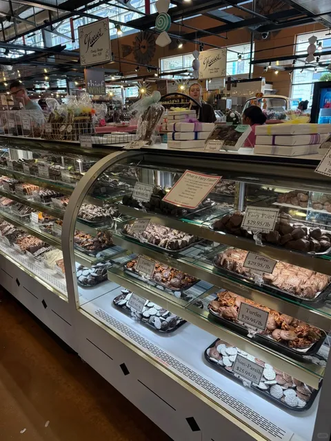 🇺🇸 Milwaukee Find: A Lobster Roll Packed with Crazy Amounts of Meat!