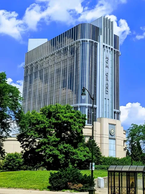 🏨 MGM Grand Detroit: The Ultimate Budget-Friendly Stay!