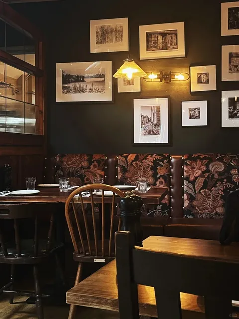 The Relaxing Vibe of an Oxfordshire Country Tavern 🍻