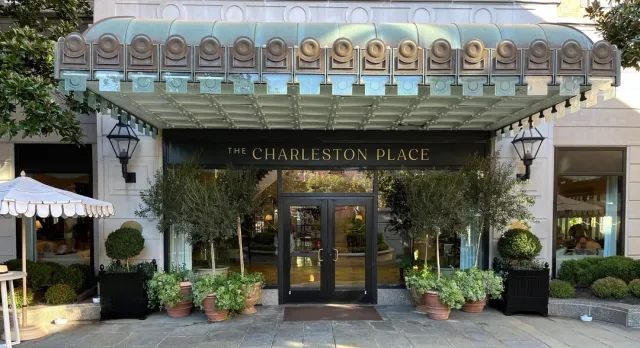 Friendly, Beautiful & Right in the Heart of Everything! 💖🏙️