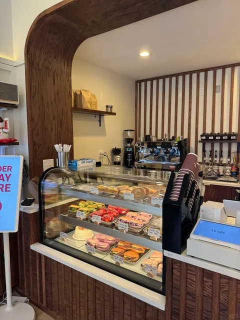 Le Café & Bakery - Where Orange Espresso Meets Bagel Dreams 🍊🥯  
