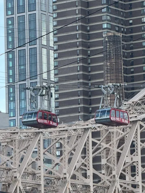 Riding the Roosevelt Island Tramway in New York 🚠