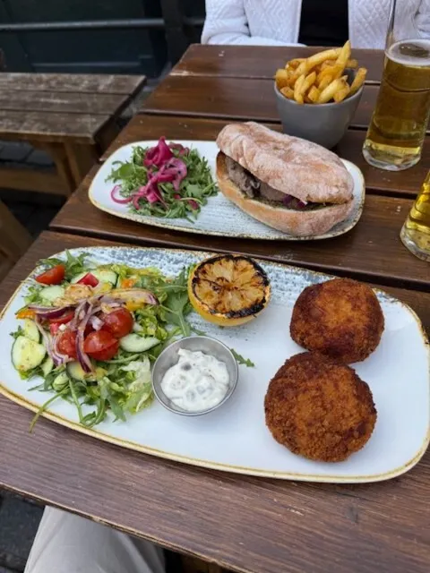 Astonishing History... and Food!! 🏛️🍽️✨