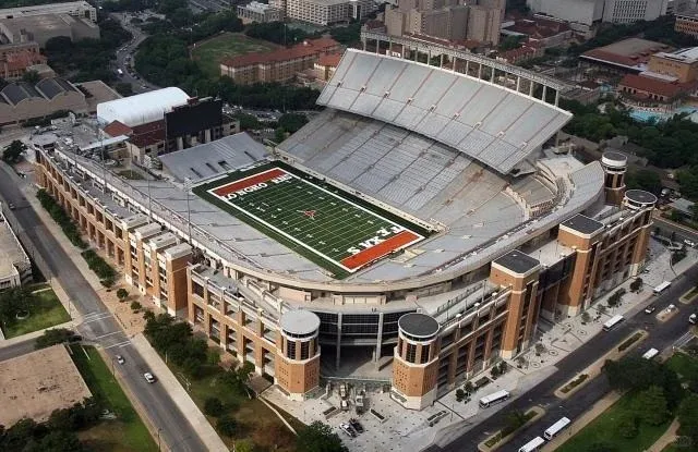 🏟️ DKR Memorial Stadium: Texas Longhorns’ Fortress of Power 🏈