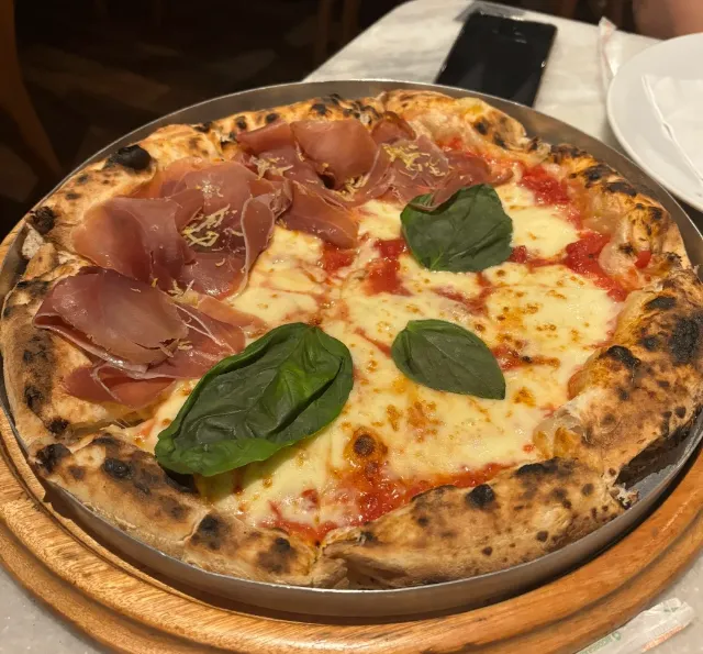 Sao Paulo 🇧🇷 Italian pizza | Ceiling · From Naples