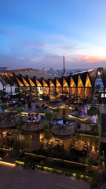 Sunset Rooftop Dining in Dhaka: A Sky-High Culinary Adventure 🌆🍽️