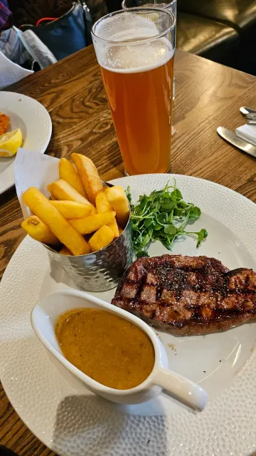 🍻 A Charming Corner Pub with a View of Notting Hill's Bustle! 🍻