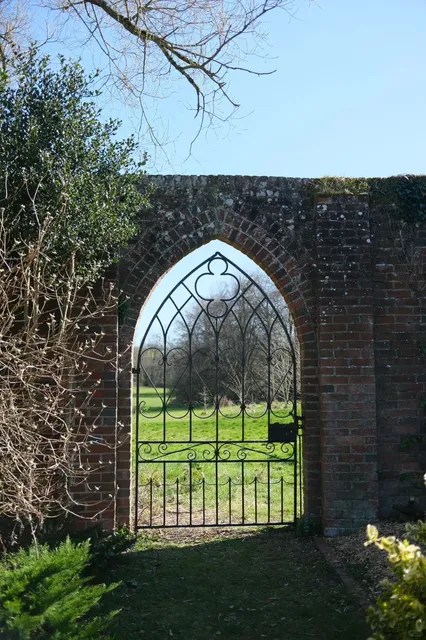 🇬🇧 ​​The Walled Garden: A Secret Victorian Time Capsule!​​ 🌸✨