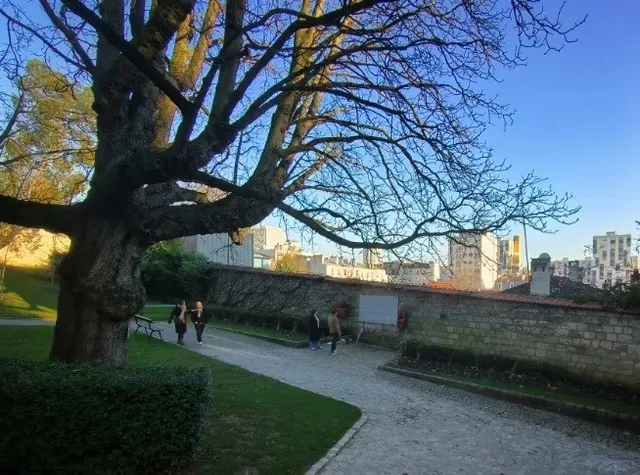 Celebrating New Year in Paris – Père Lachaise Cemetery