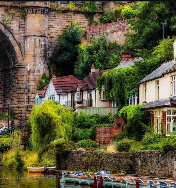 In the UK! An Ultra-Romantic Town 🚣