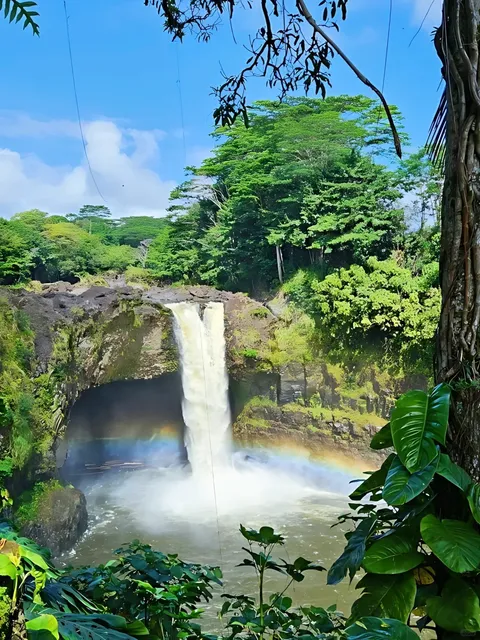 Hawaii's Hidden Gem: The Rainbow Falls! Standing in the Mist to Watch 