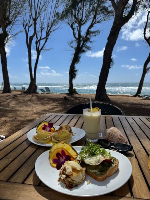 Brunch on the Beach in Kauai 🐚🌊🥥🍍  