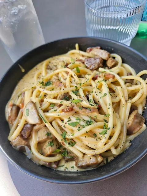 Pricey but Beautifully Prepared Dishes! 🍝🥞