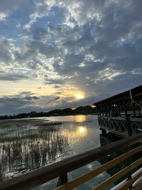 Shem Creek Crab House – Charleston’s Waterfront Seafood Gem 🦀