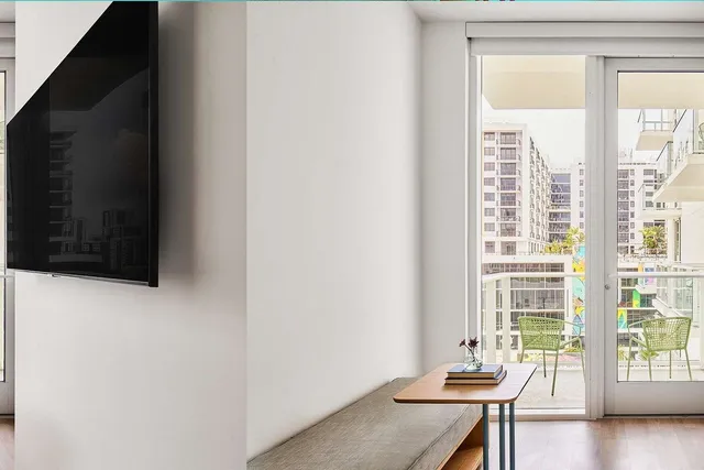 Miami Hotel with Beautiful Views, Bright Rooms & Spacious Bathrooms 🏨