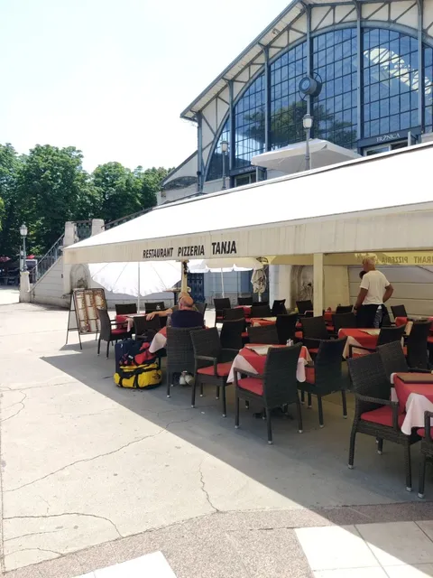 Pula's Hidden Culinary Gem: Fast Food Tanja 🏛️🍤