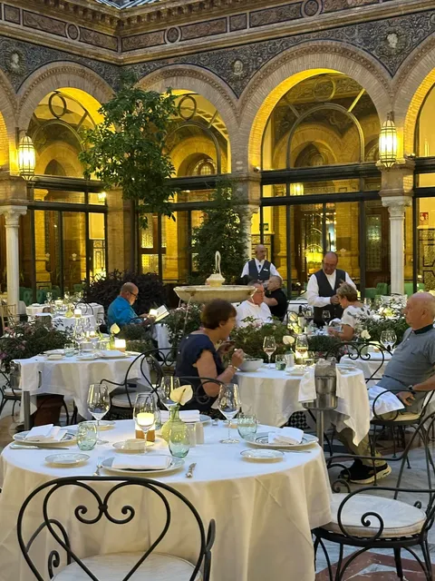 Spain | Seville for the most romantic dinner ever! 🌹