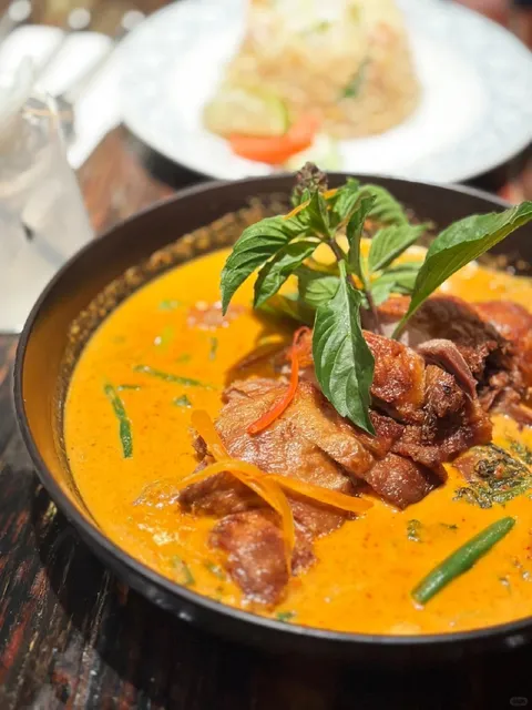 New York Manhattan: Traditional vs. Trendy Thai Cuisine Showdown 🌟
