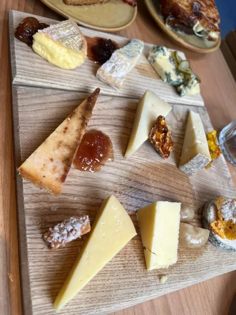 🧀 Gorgeous British Cheese – A Unique & Cozy Experience on a Barge! 🧀