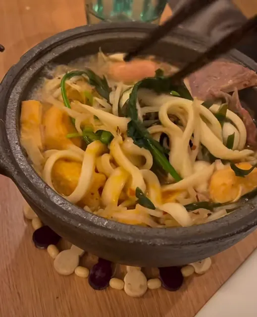 Check-in | Found Clay Pot Noodles with Meat Sandwich in Paris' Marais District at Noon