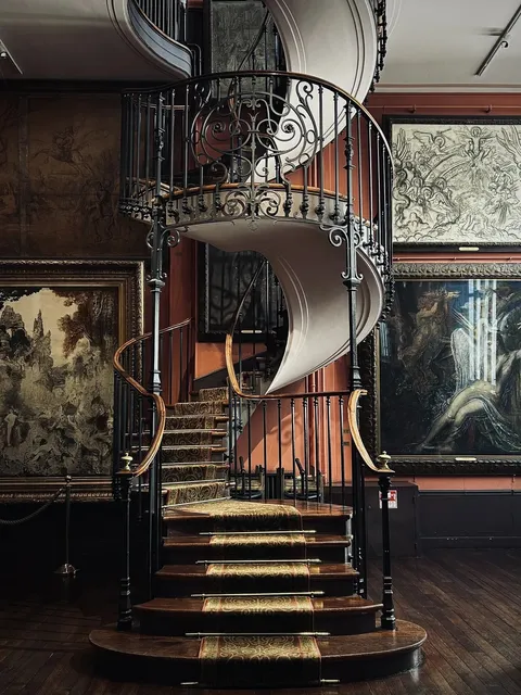 I found the most beautiful spiral staircase in the Parisian alleys!