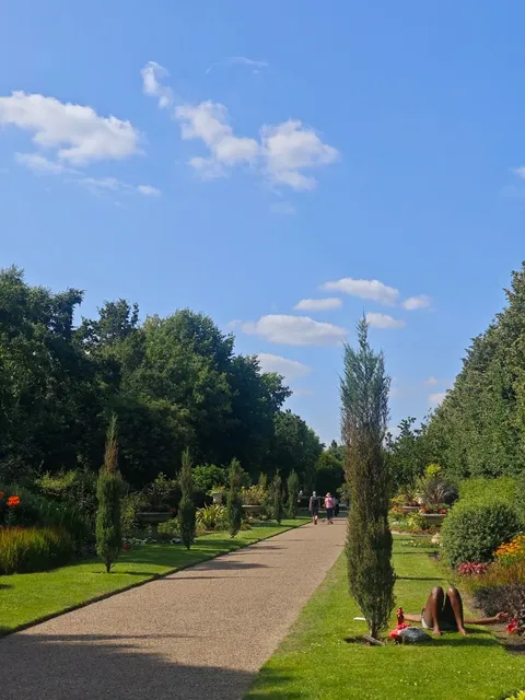 🇬🇧 ​​Regent's Park: London's Summer Dreamland!​​ 🌞🌹
