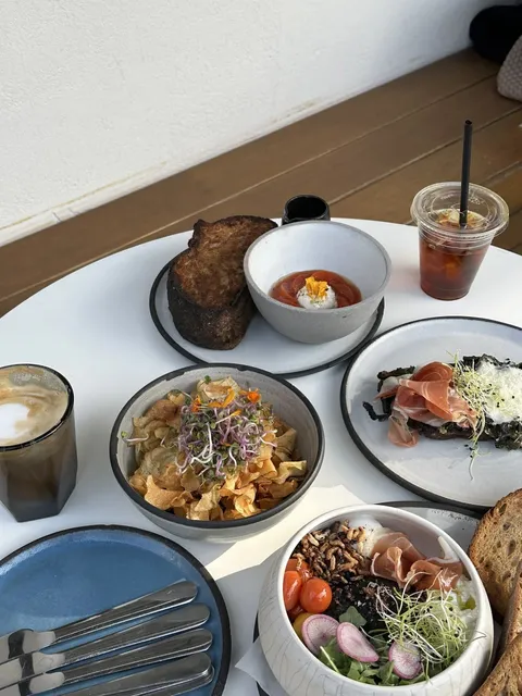 LA Street-Side Brunch with a Chill Vibe 🥗 Destroyer 