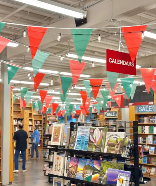 Visiting Powell's Books in Portland 📚